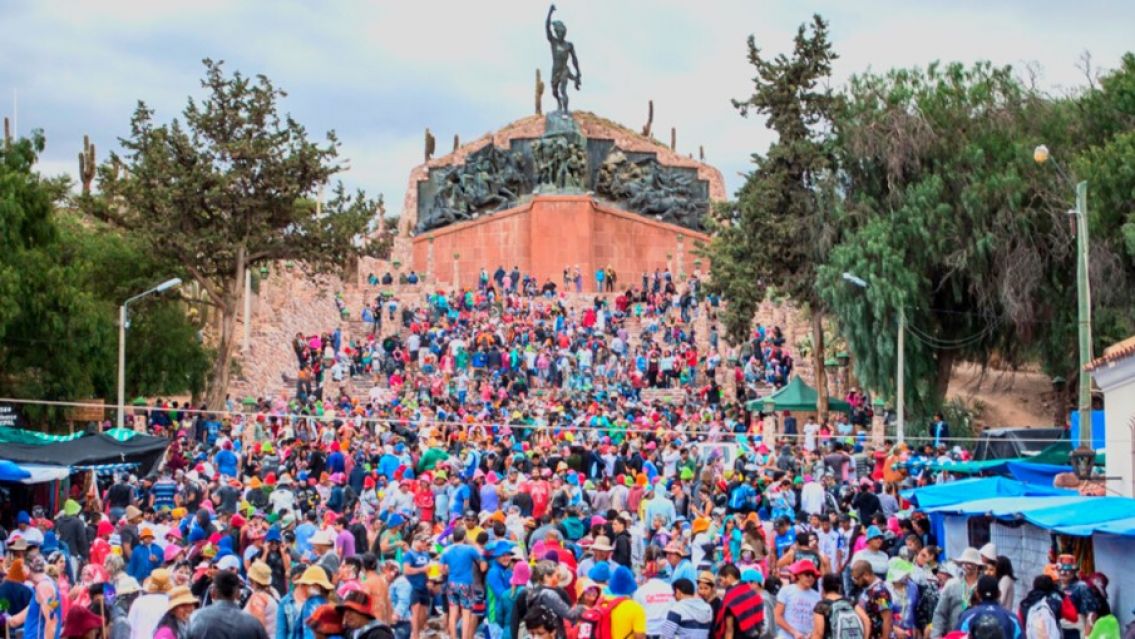 Multas de dos millones para los que orinen en la calle durante Carnaval