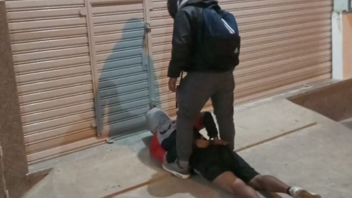 Juje�o furioso porque se acab� la birra en el kiosco del barrio: quiso apu�alar a todos