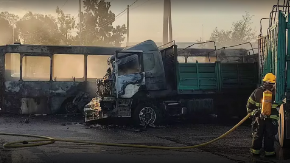 Colectivo de un merendero choc� con un cami�n y falleci� un nenito de 12 a�os