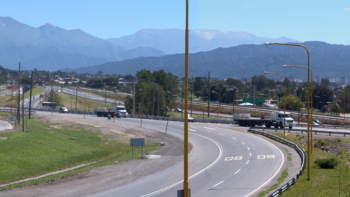 Un auto cay� de la ruta en el Acceso Sur: el conductor ven�a machad�simo