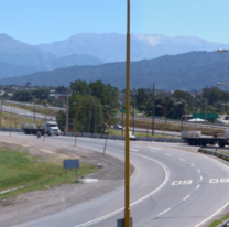 Un auto cayó de la ruta en el Acceso Sur: el conductor venía machadísimo
