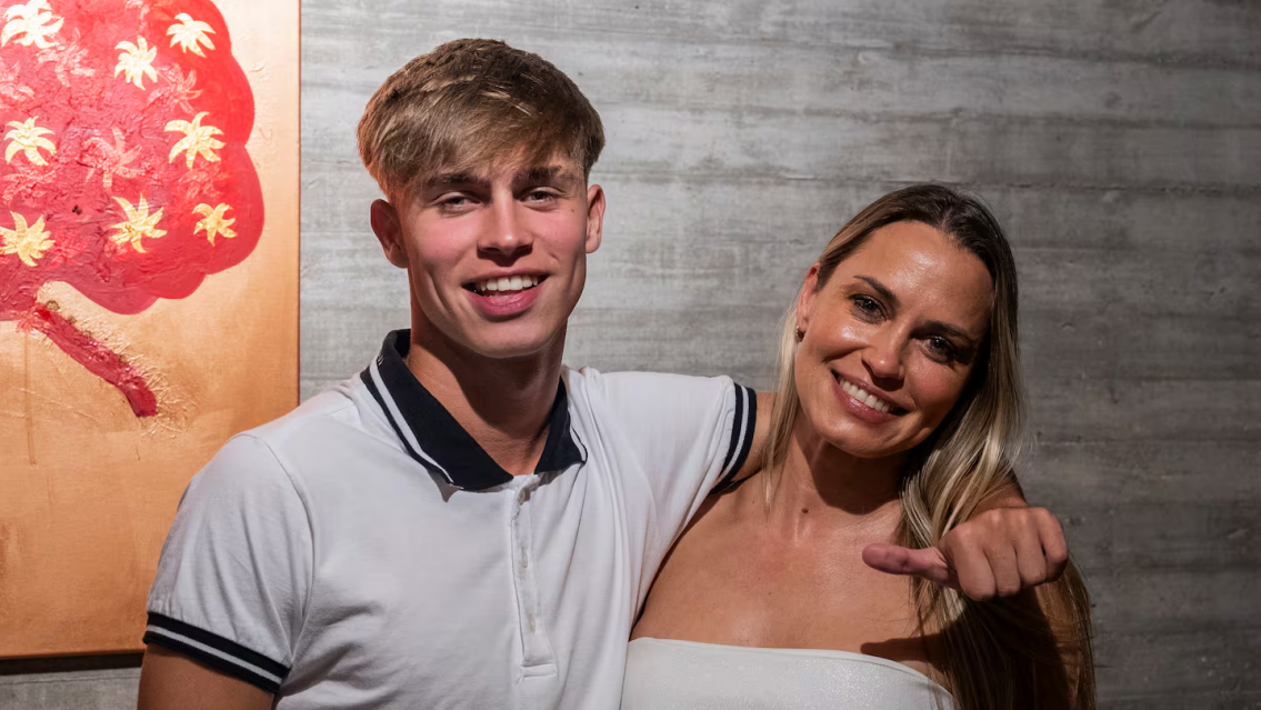 �Est� bien o es un esc�ndalo? Son madre e hijo y hacen esto juntos: