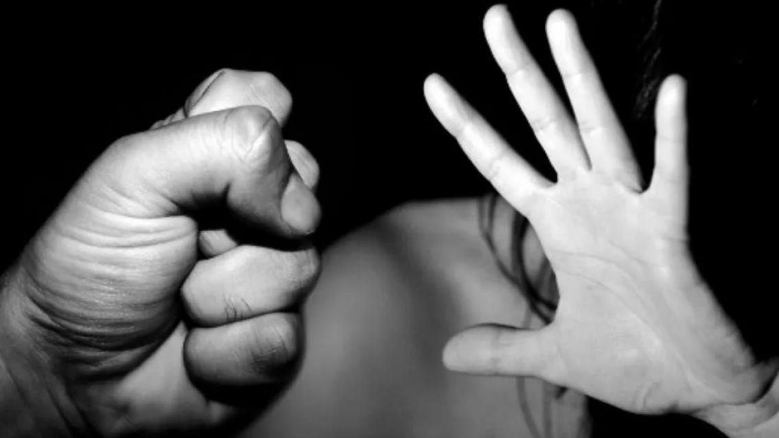 Fue a cobrarle una deuda a su sobrino y termin� internada: la atac� con una olla