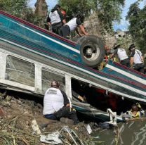 Al menos 51 muertos tras caída de autobús a 70 metros de altura