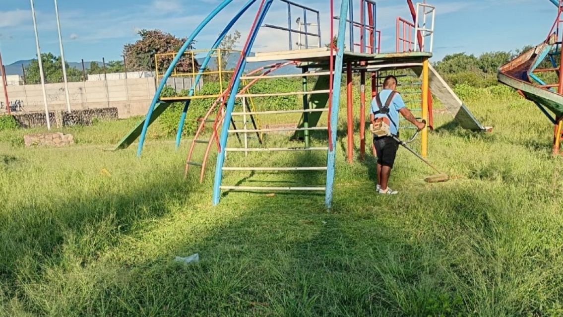 Jujeño se cansaron de esperar a la Municipalidad y arreglaron la plaza