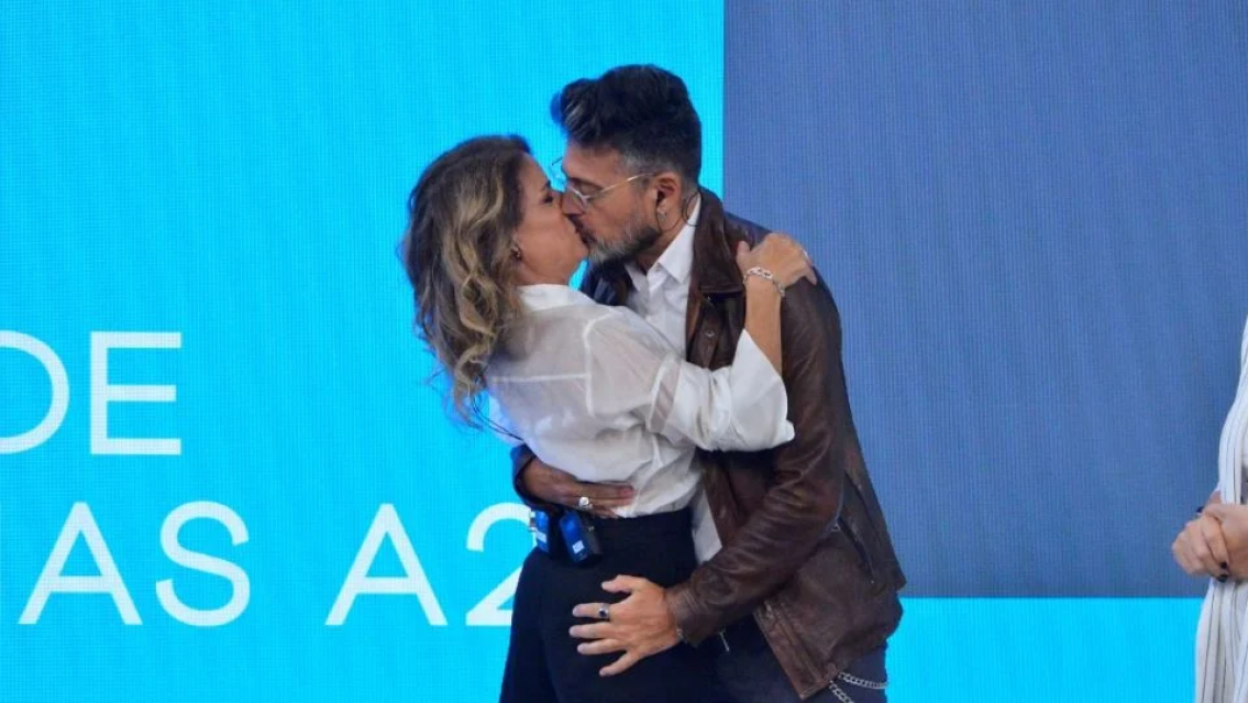 CRINGE: fuera de las redes sociales, as� se besaron Barbano y Calabr� en la televisi�n