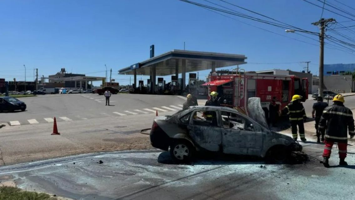 Pánico en el barrio Sargento Cabral: Se incendió un auto cerca de una YPF