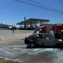 Pánico en el barrio Sargento Cabral: Se incendió un auto cerca de una YPF