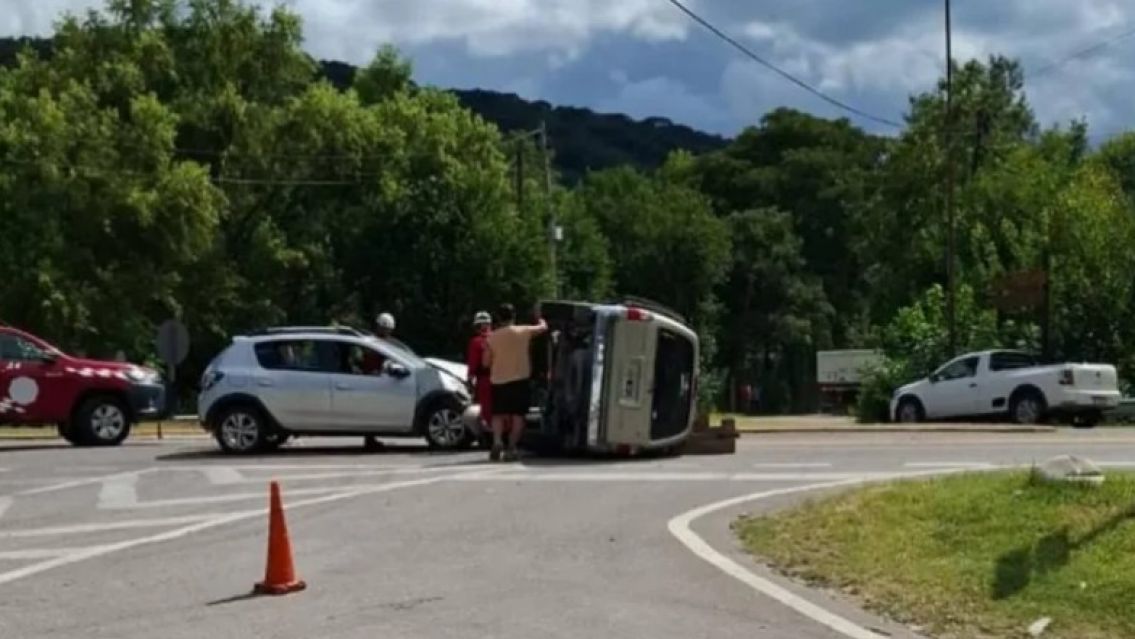 Brutal choque entre dos autos en Yala termin� con un vuelco de pel�cula 