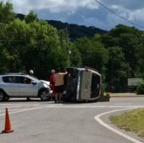 Brutal choque entre dos autos en Yala terminó con un vuelco de película