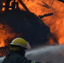 Pánico en Perico: Brutal incendio de un reconocido corralón