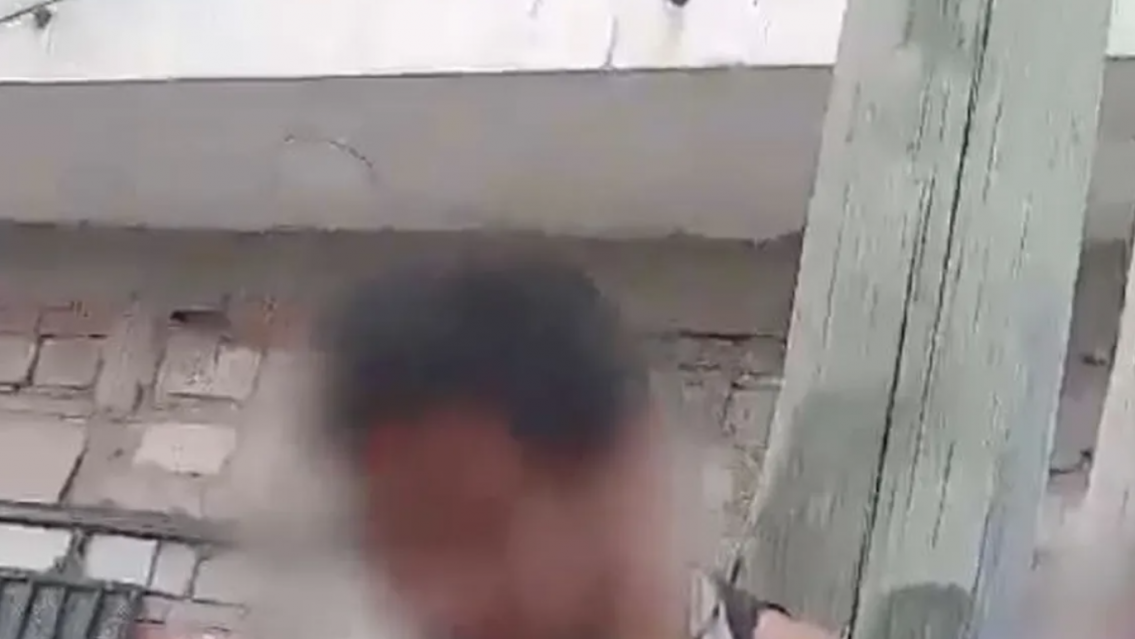 Linchado y atado a un poste tras robarle a una ni�a en Alto Comedero