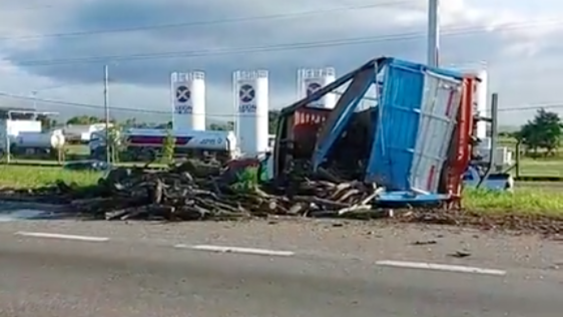 [VIDEO] Terrible accidente en la Ruta 66: chocaron un cami�n, un colectivo y un auto