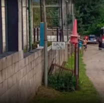 Un hombre estaba arreglando una camioneta, se le cayó encima y murió