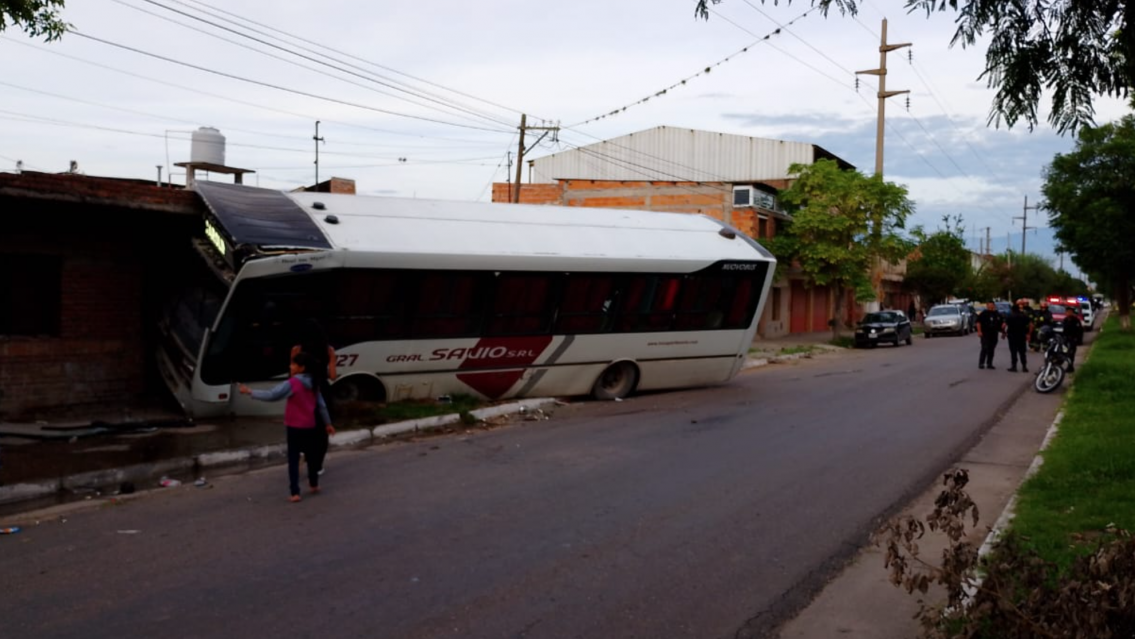 Terrible accidente en Palpalá: colectivo chocó y terminó contra una casa