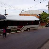 Terrible accidente en Palpalá: colectivo chocó y terminó contra una casa