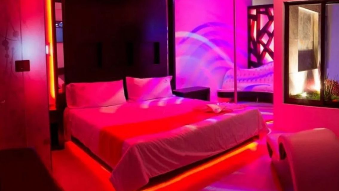 Escándalo amoroso en un 'telo': fue a buscar a su ex y estaba con su amigo