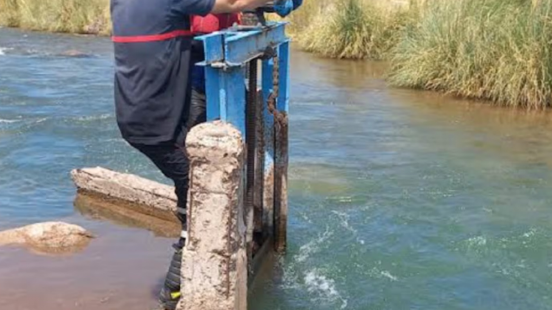 Changuita de 14 años quedó atrapada en el caño de un río y falleció