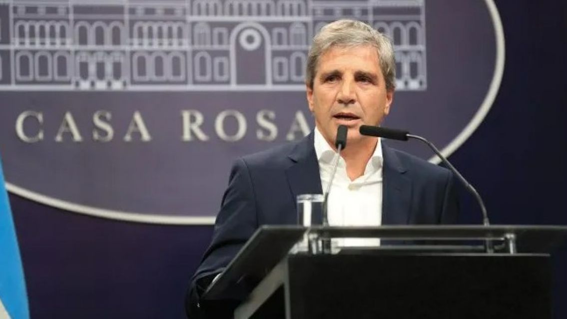 Luis Caputo anunci� que en enero hubo super�vit primario y financiero