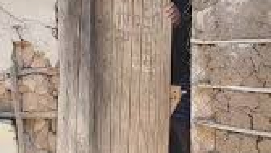 Una pareja secuestró a una joven, la encerraron en una casilla y abusaron de ella