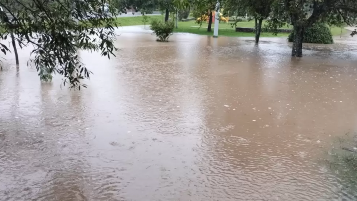 Temporal en Jujuy: Reyes quedó bajo el agua y hay familias evacuadas