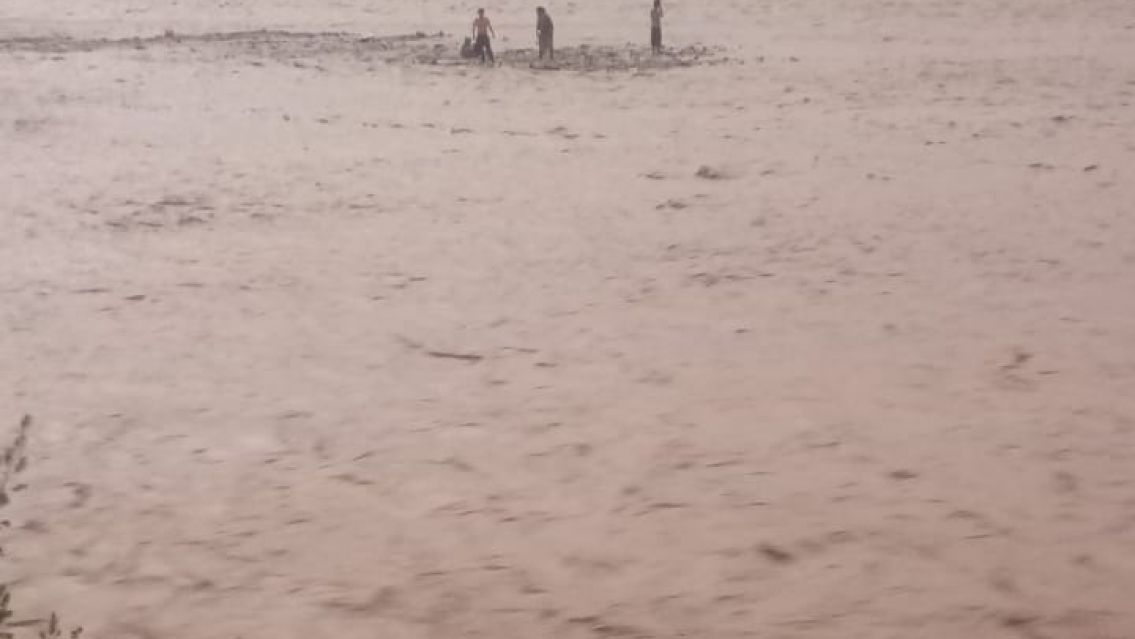 Desesperada b�squeda de una nena arrastrada por el r�o Grande en Jujuy