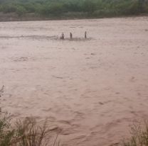 Desesperada b&uacute;squeda de una nena arrastrada por el r&iacute;o Grande en Jujuy