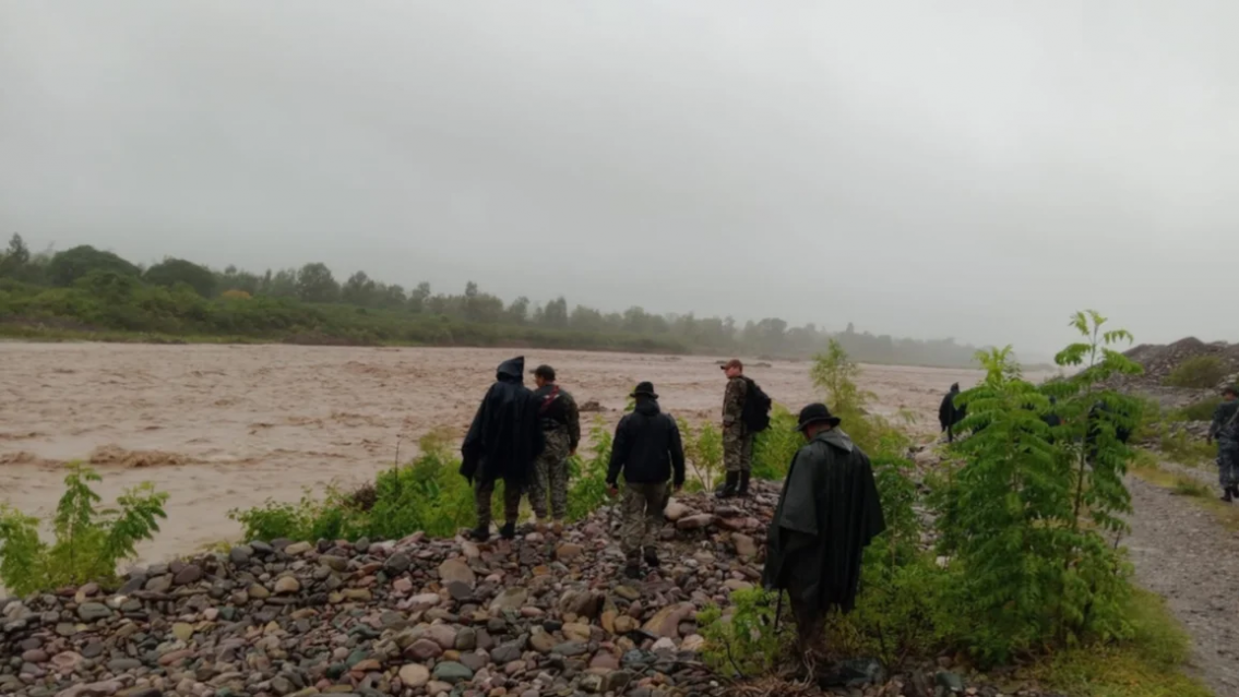 M�s de 200 especialistas buscan a la nena arrastrada por el R�o Grande