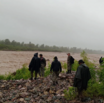 Más de 200 especialistas buscan a la nena arrastrada por el Río Grande