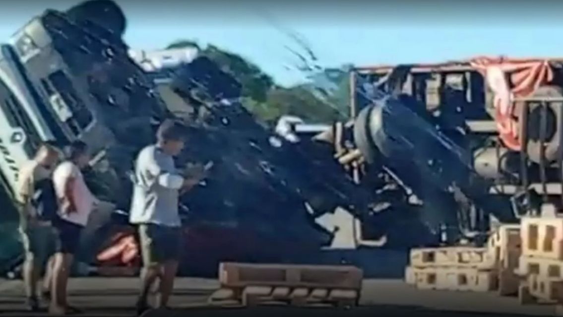 Revelaron impactantes imágenes del camión que volcó en Ruta 34