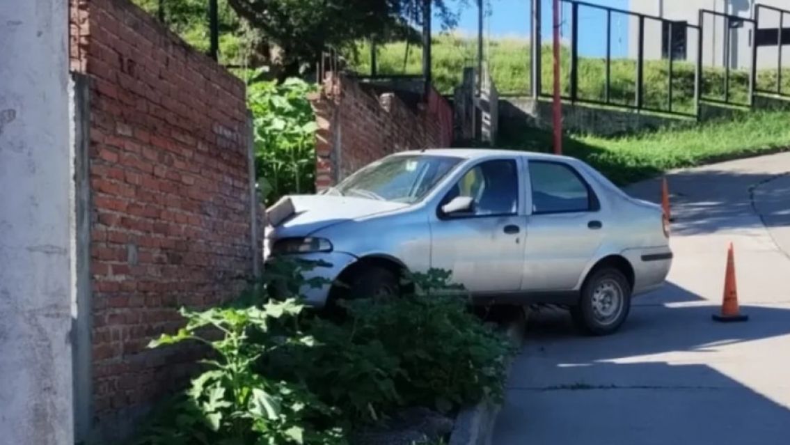 Juje�o se incrust� contra una casa en barrio El Huaico y huy�: Sigue pr�fugo