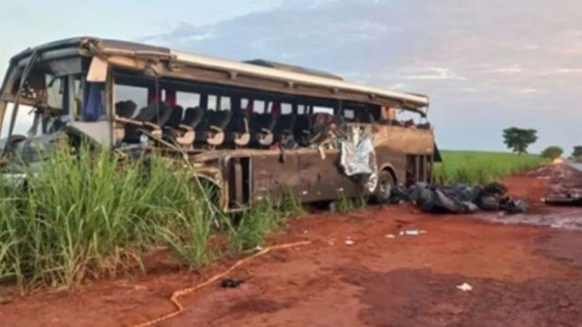 Murieron 12 estudiantes universitarios en un choque fatal sobre una ruta