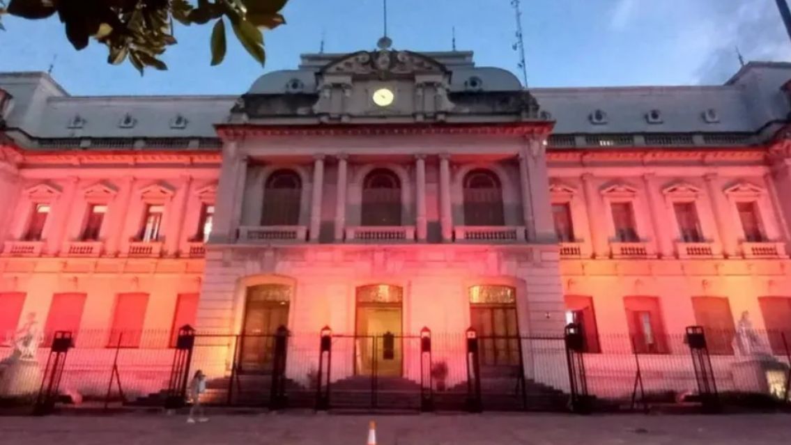 Iluminaron de naranja y amarillo la casa de gobierno en Jujuy: ¿Qué pasó?