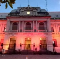 Iluminaron de naranja y amarillo la casa de gobierno en Jujuy: ¿Qué pasó?