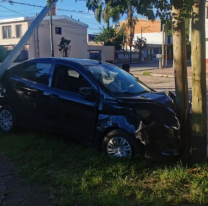 Resaqueados del fin de semana chocaron contra dos postes y se dieron a la fuga