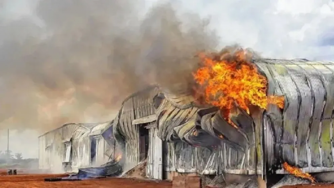 Se incendió un depósito de Yerba Playadito en Corrientes y perdieron todo