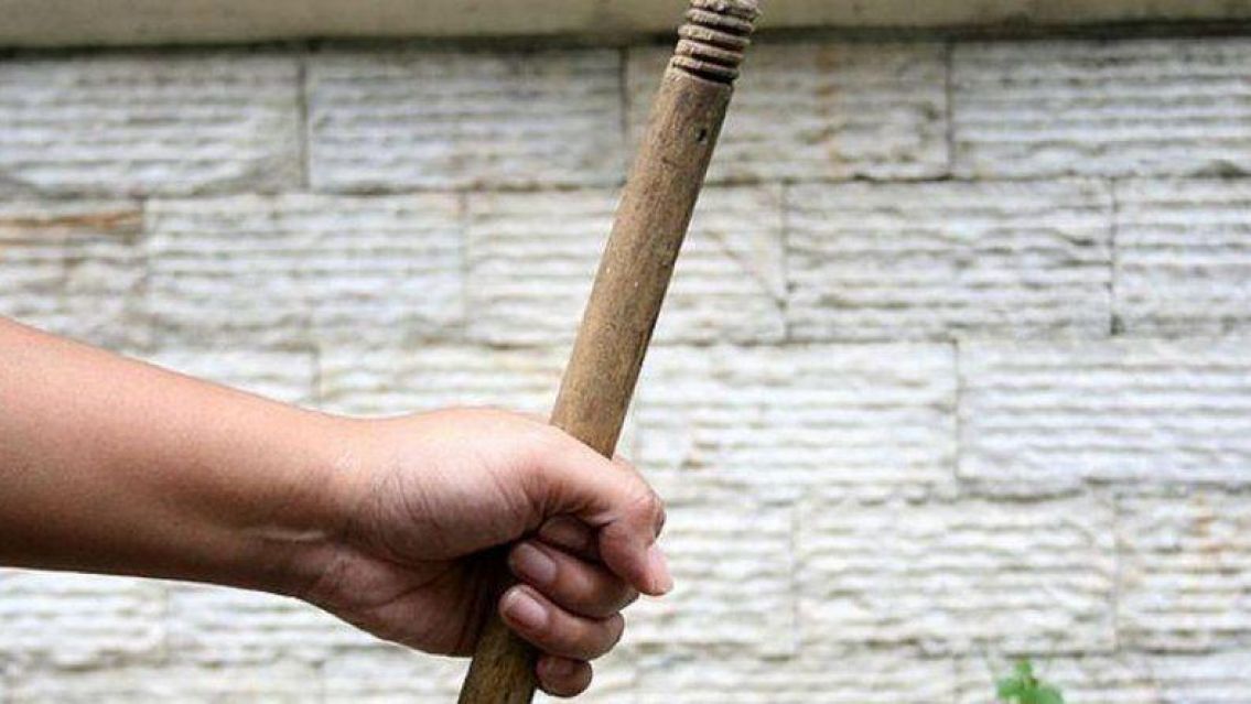 Juje�a le incrust� un palo de escoba a su pareja y fue detenida