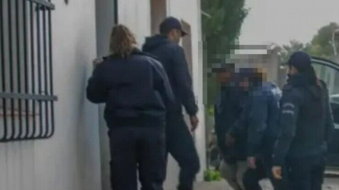 Salió antes del trabajo y encontró a su novio con la vecina: vivió un infierno