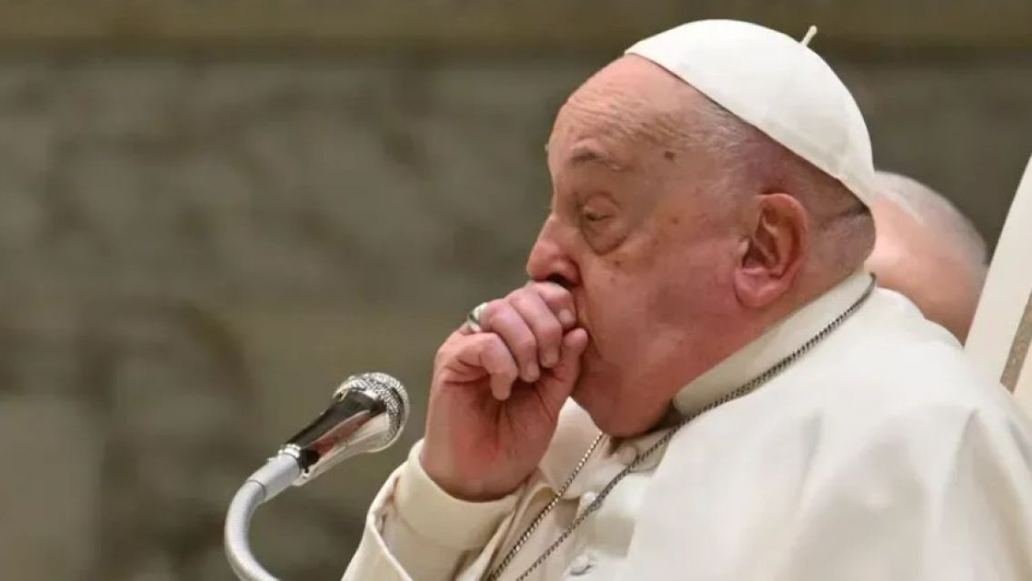 El Vaticano informó que el papa Francisco mostró una "leve mejoría"