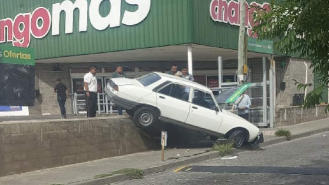 Norte�o perdi� el control del auto en el estacionamiento del s�per
