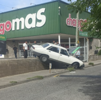 Norteño perdió el control del auto en el estacionamiento del súper