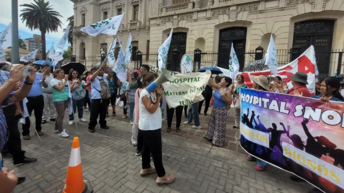 Empleados de Salud de Jujuy marcharon pidiendo por sus sueldos: "No llegamos a fin de mes"