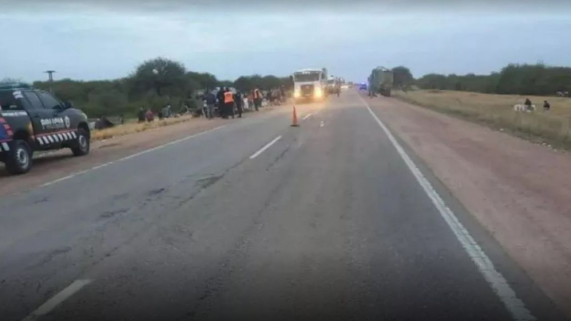 Cami�n se llev� puesta una camioneta en la ruta y no termin� en tragedia de milagro