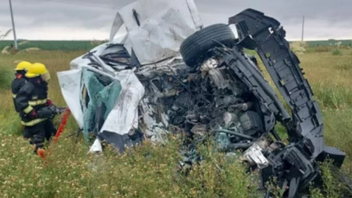 Murieron 2 y hay un herido de gravedad: iban por la ruta y chocaron de frente
