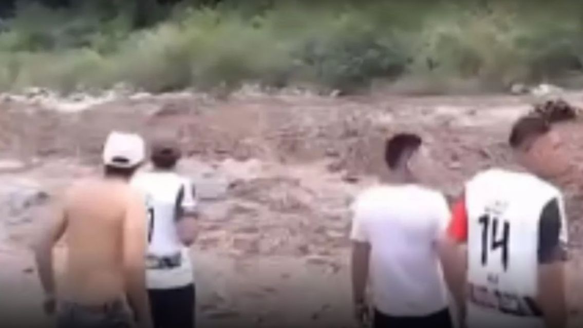 Pudo ser una tragedia: a los gritos por la fuerte crecida del r�o