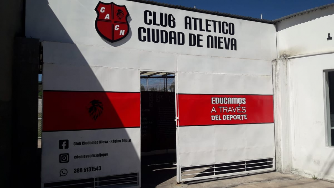 Dos delincuentes entraron al Club Ciudad Nieva y robaron de todo