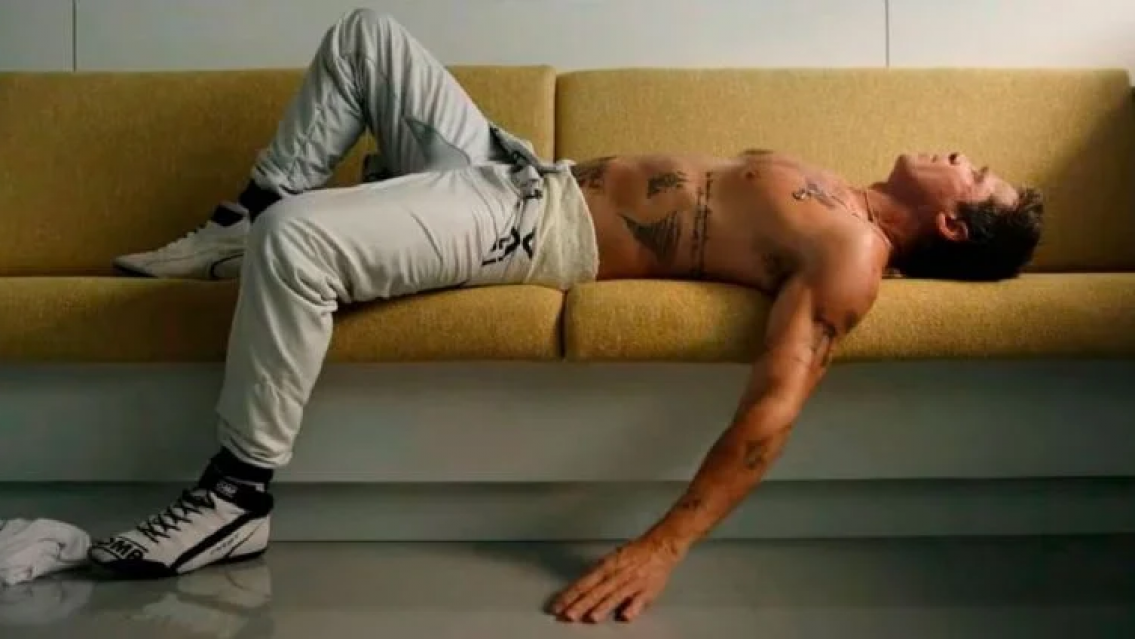 Sali� el adelanto de la nueva peli de Brad Pitt y se le vio el tatuaje de su ex