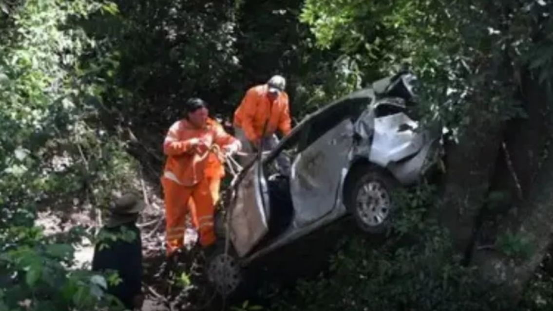 [HORROR] Un auto cay� a un precipicio y una mujer perdi� la vida: conmoci�n total