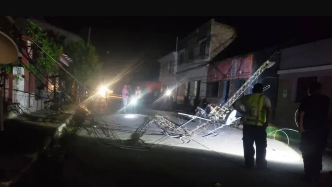 Terrible accidente: jujeño caminaba por la calle y una antena le cayó encima
