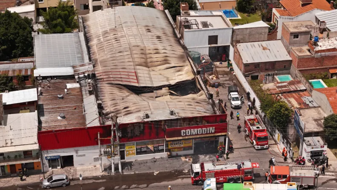 "Ya no se ve humo", controlaron el incendio en el supermercado en Ciudad Nieva
